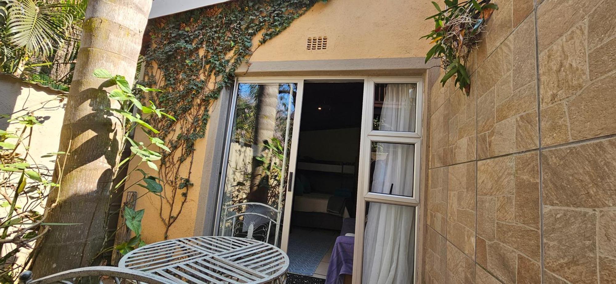 Old Vic Travellers Inn Nelspruit Mbombela Exterior foto