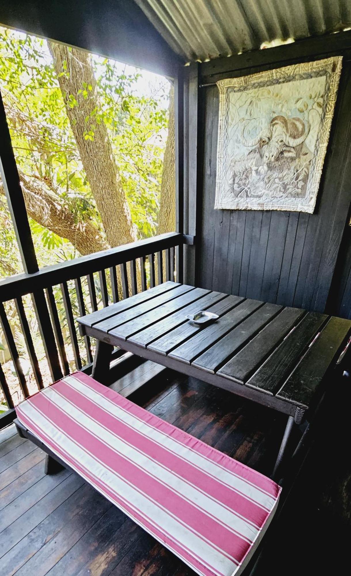 Old Vic Travellers Inn Nelspruit Mbombela Exterior foto